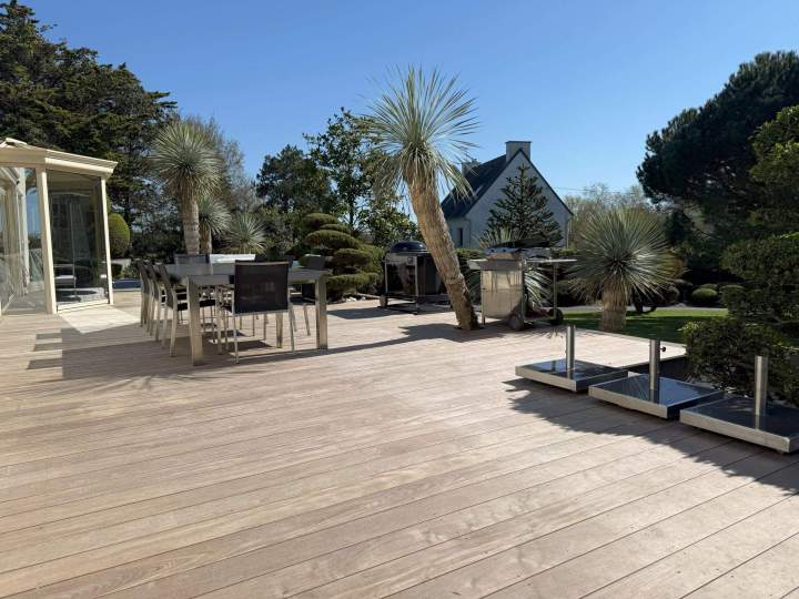 Offrez à votre jardin une élégance naturelle avec une terrasse en bois sur-mesure, chaleureuse et durable.