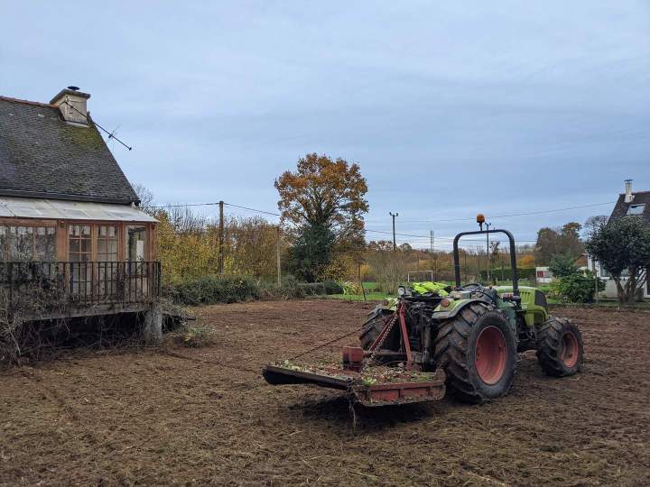 Nous maîtrisons les techniques d'abattage et de défrichage pour embellir vos espaces verts.