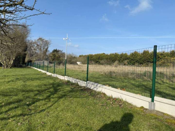 Délimitez votre terrain avec style grâce à nos clôtures sur mesure.